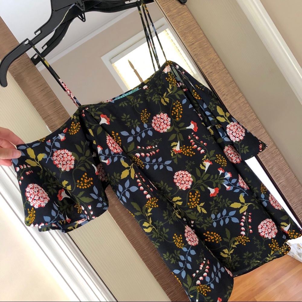 Cute off the shoulder floral top 🌺